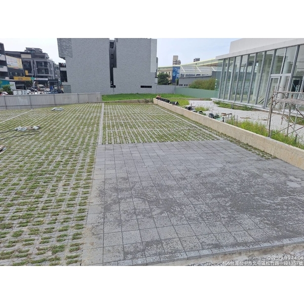 地磚舖設施工