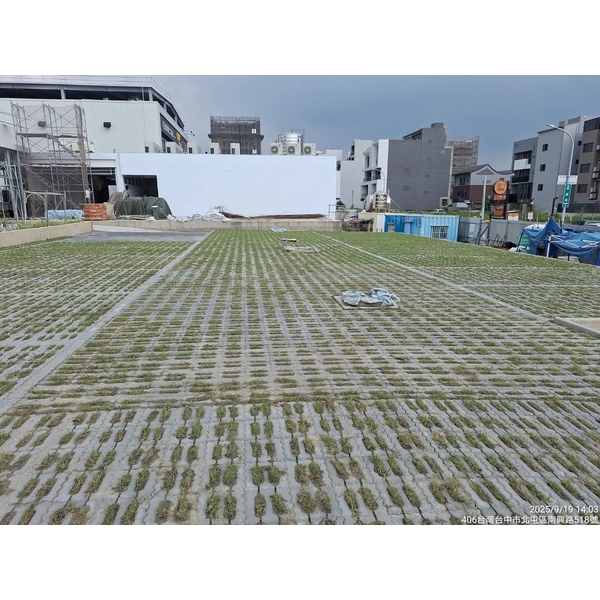 地磚舖設施工