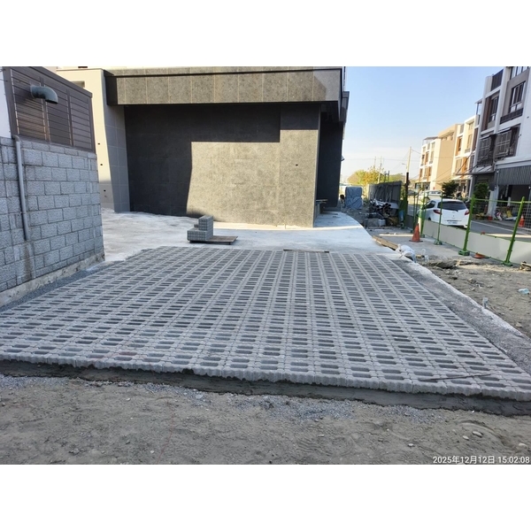 植草磚地磚舖設