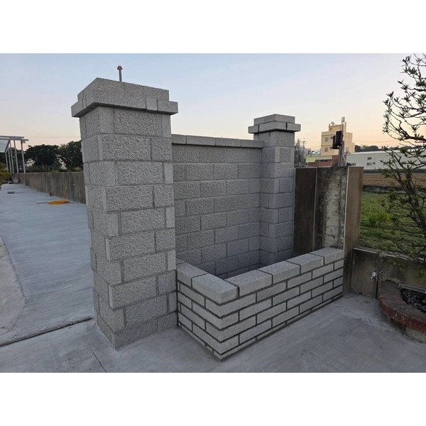 百歲磚圍牆搭配小型水池磚瓦工程