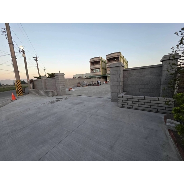 百歲磚圍牆搭配小型水池磚瓦工程