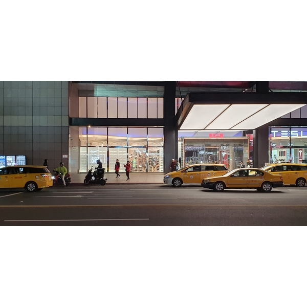 PC中空板 NKIE 廣告看板 光牆 隔間牆-佐東企業有限公司