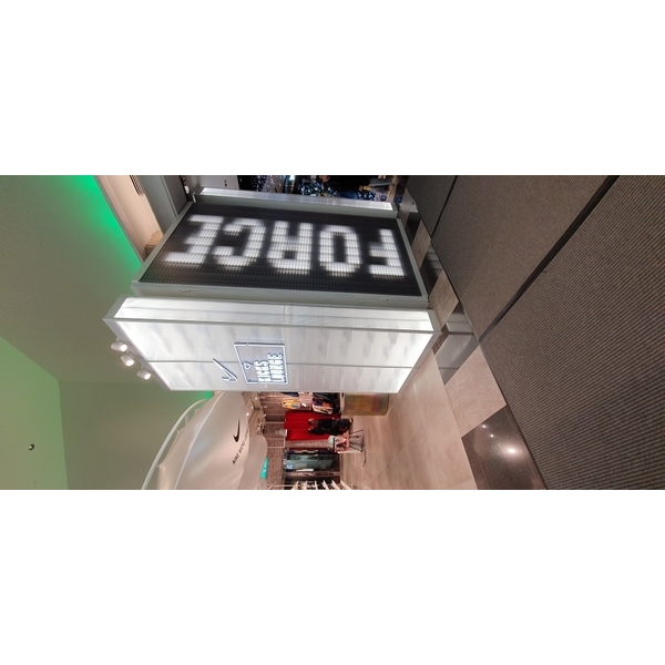 PC中空板 NKIE 廣告看板 光牆 隔間牆-佐東企業有限公司