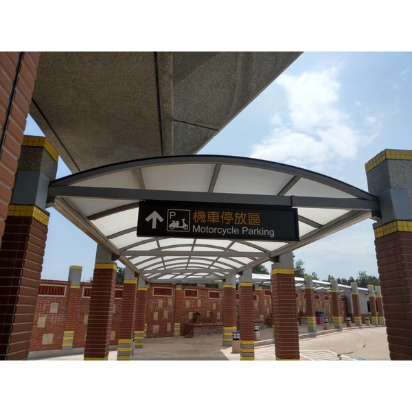 PC中空板 弧形設計雨遮-佐東企業有限公司