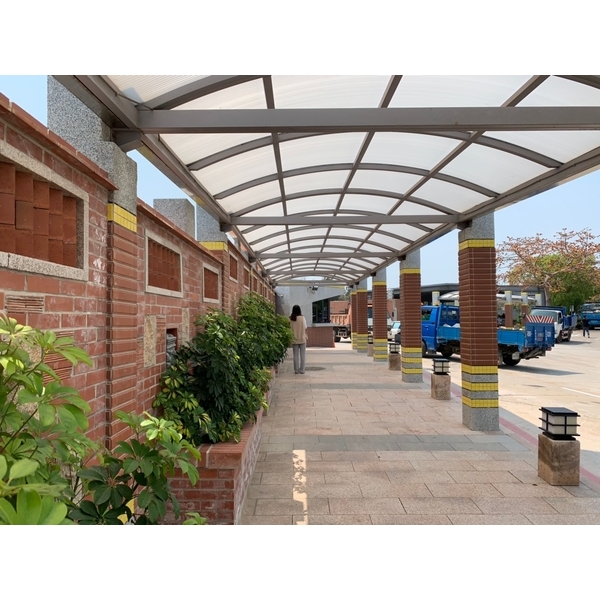 PC中空板 弧形設計雨遮-佐東企業有限公司