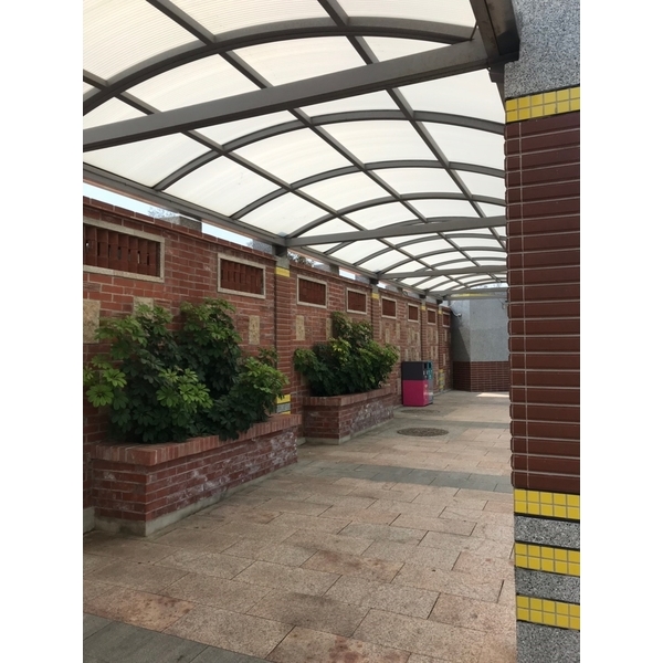 PC中空板 弧形設計雨遮-佐東企業有限公司
