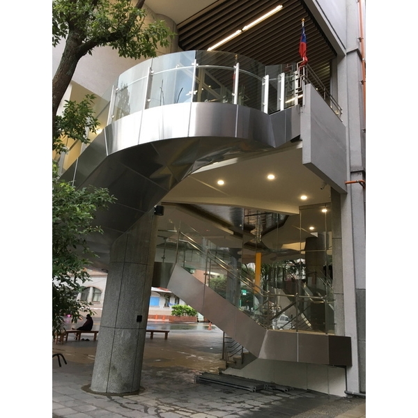 弧型包板鋼梯-上騰金屬有限公司