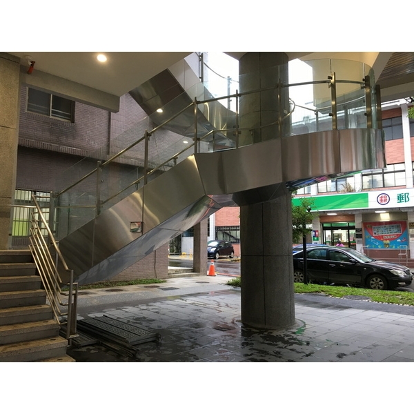 弧型包板鋼梯-上騰金屬有限公司