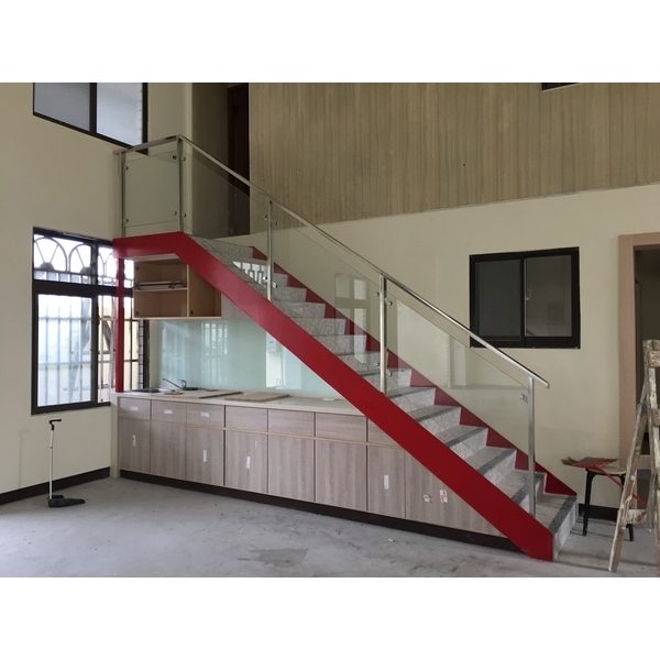 鋼構樓梯+玻璃扶手