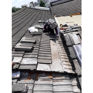 治療屋頂接縫施工中