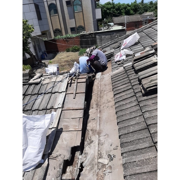 治療屋頂接縫施工中-萬能抓漏工程