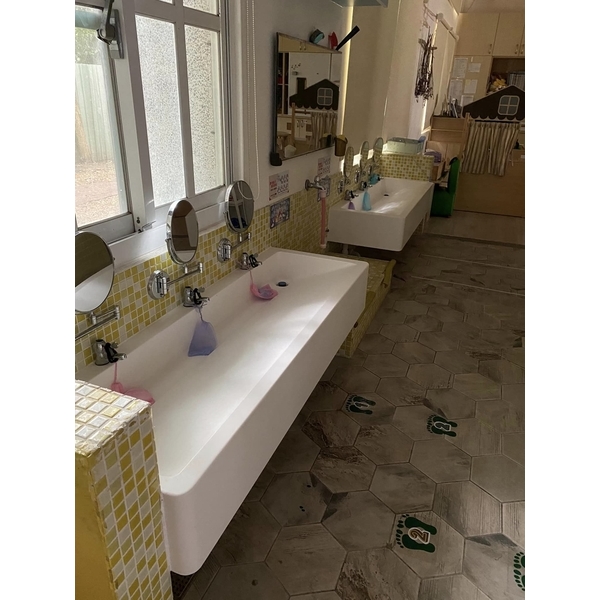 幼稚園用馬槽式洗手台