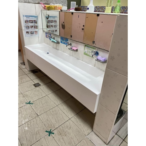 幼稚園用馬槽式洗手台