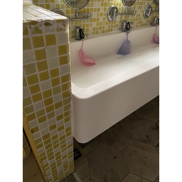 幼稚園用馬槽式洗手台