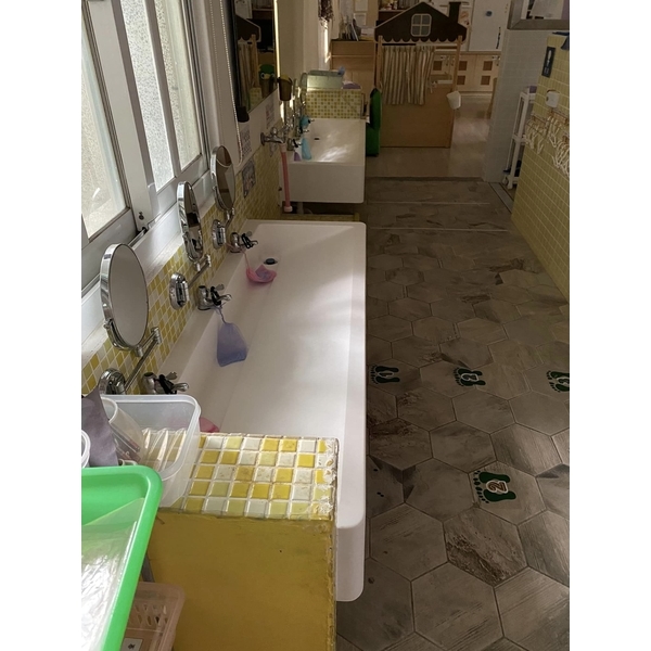 幼稚園用馬槽式洗手台