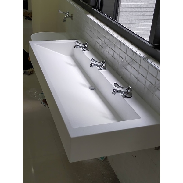 公共用馬槽式洗手台