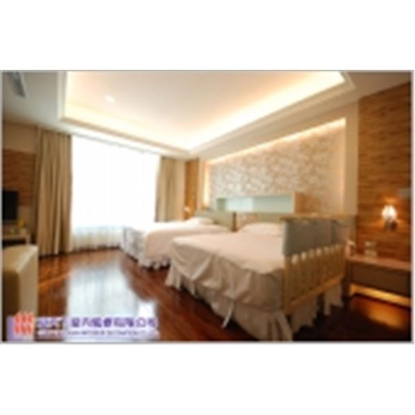 臥室裝潢─天花板木地板工程