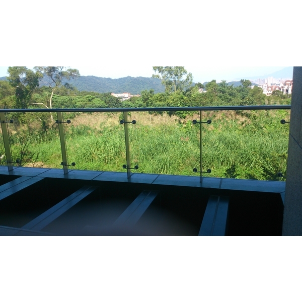 不銹鋼爪具玻璃欄杆