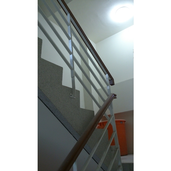 烤漆鋼管+木扶手