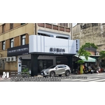 2F左側無接縫燈箱、正面無接縫、塑鋁板封2個弧、情境燈光、錏板烤漆浮腳背光字、仟那論燈箱、鋁擠型燈箱 - 合成廣告社