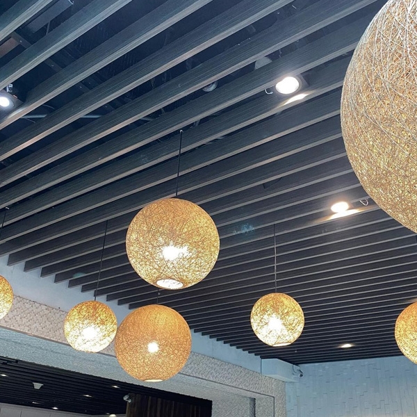 金屬色垂直障板