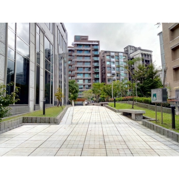 太陽能LED燈辦公大樓花園實績-驊灃企業有限公司