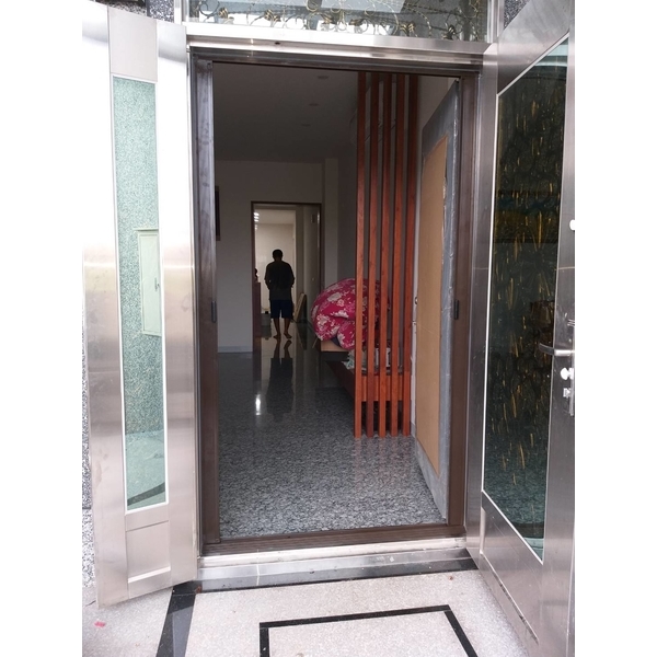 日式折疊紗門（子母門型）-正全鋁門窗行