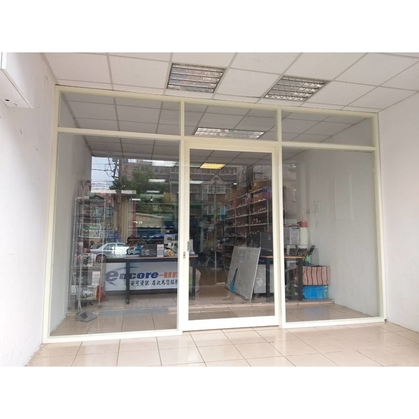 店面加裝1000型鋁隔間附加懸吊門一組