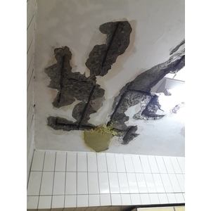 鋼筋外露，epoxy 樹脂砂漿批覆補強