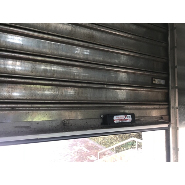 鐵捲門安全防夾裝置