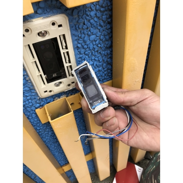 單片大門加裝紅外線感應器