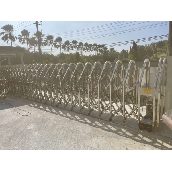 電動伸縮門-斜背全密下方裸空式2張 電動伸縮門-斜背全密下方裸空式2張-咏達企業行