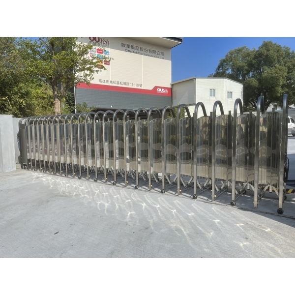 電動伸縮門-斜背全密下方裸空式2張 電動伸縮門-斜背全密下方裸空式2張,咏達企業行