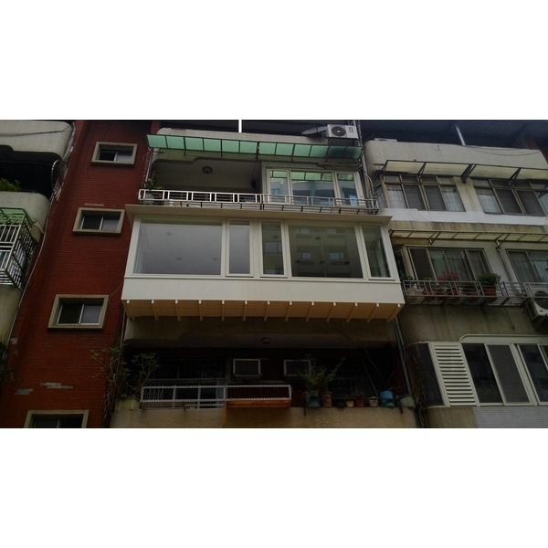 陽台凸窗加儲藏室