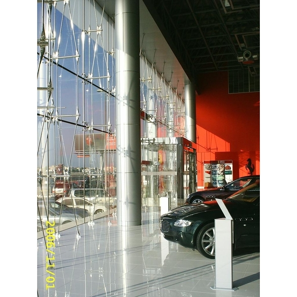 Ferrari showroom in Dubai,廣東堅朗五金制品股份有限公司