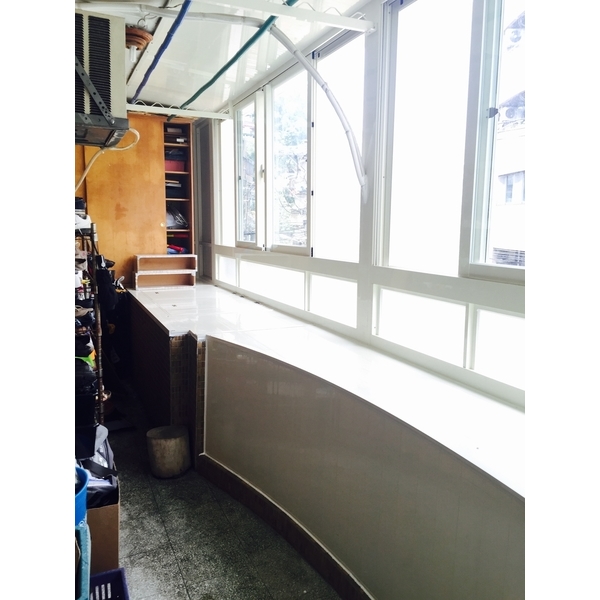 弧形陽台凸窗加置物箱-鑫輝鋁業有限公司