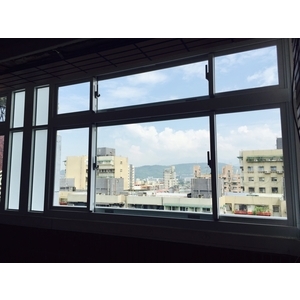 前陽台景觀窗（採用錦鋐5+5玻璃氣密窗）