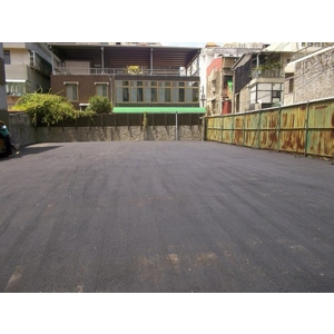 停車場路面瀝青舖設完成