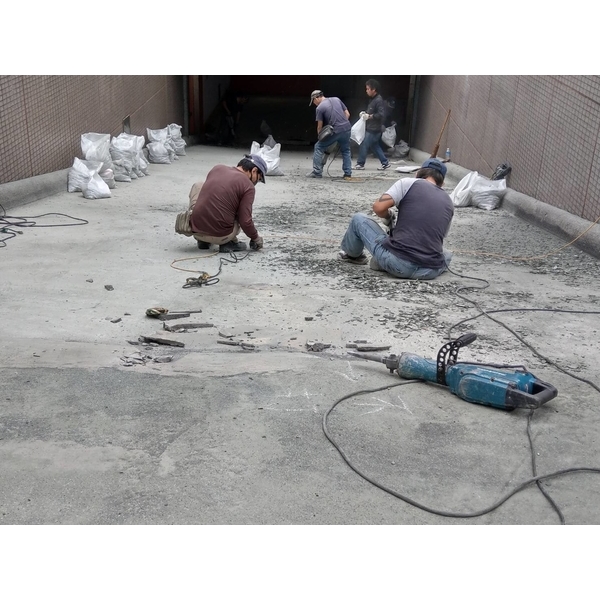 坡道打除運棄+瀝青鋪設+標線工程 坡道打除運棄+瀝青鋪設+標線工程-鈺川工程行