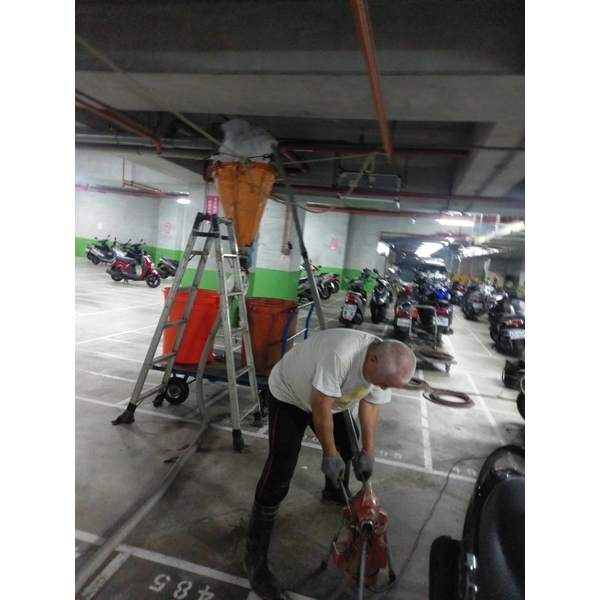 永和某社區水平吊管施工照-世上衛生企業社