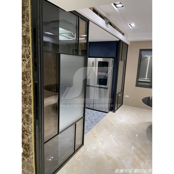 黑鋁框透明及磨砂玻璃門工程