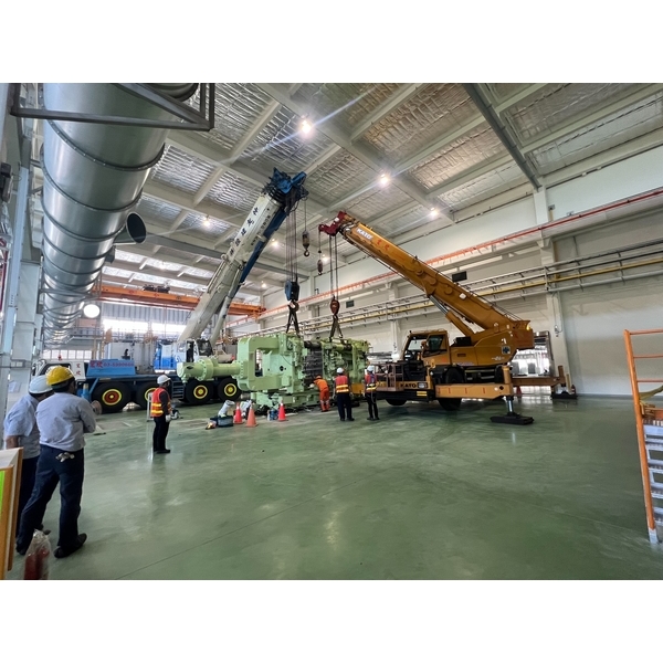 工廠重機械搬運