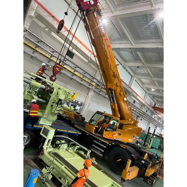 工廠重機械搬運