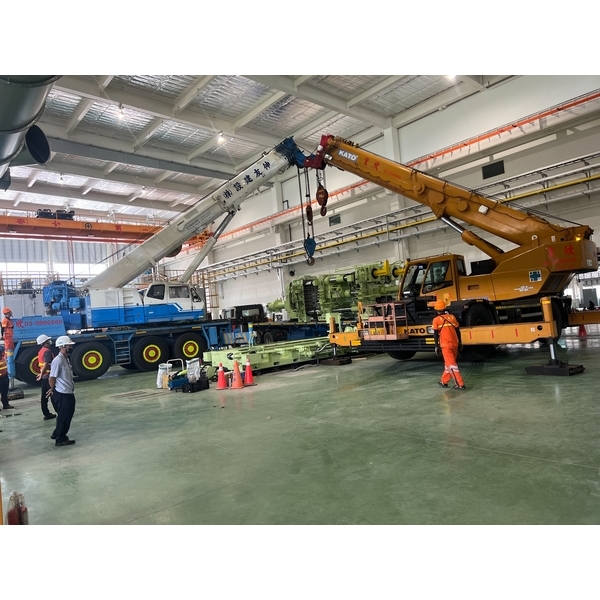 工廠重機械搬運