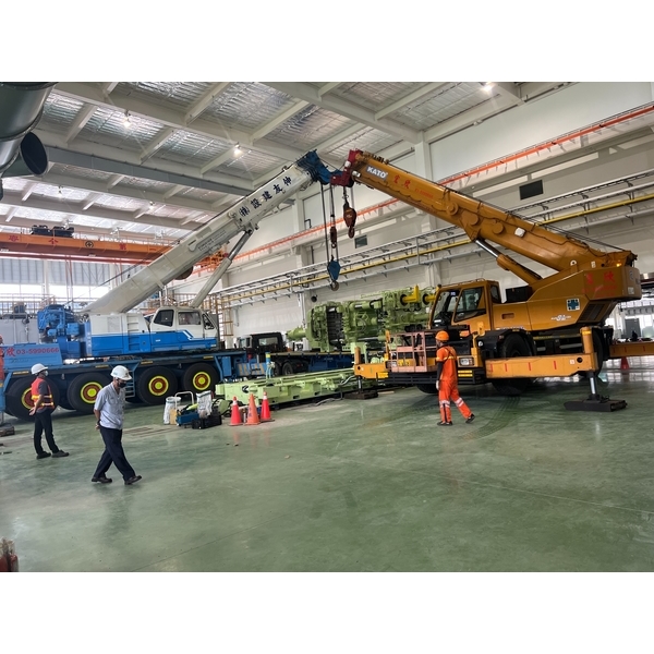 工廠重機械搬運