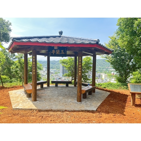 仿木六角亭及解說牌,三榮建材工業股份有限公司