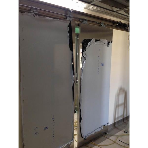 鉛板自動門施工中