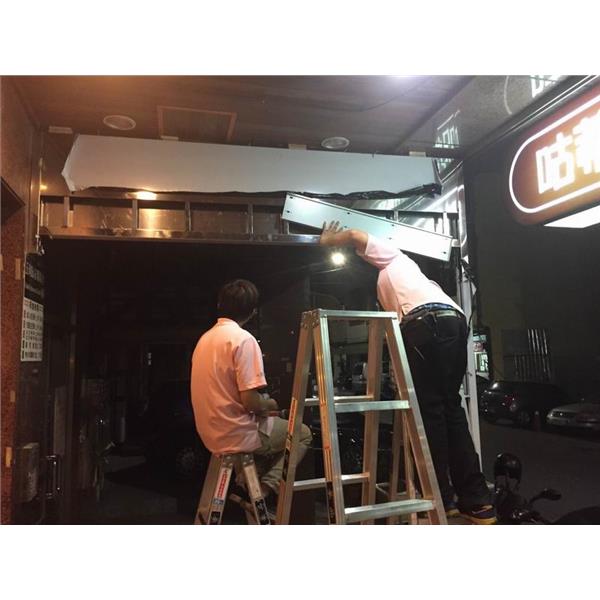 空氣門骨科施工中