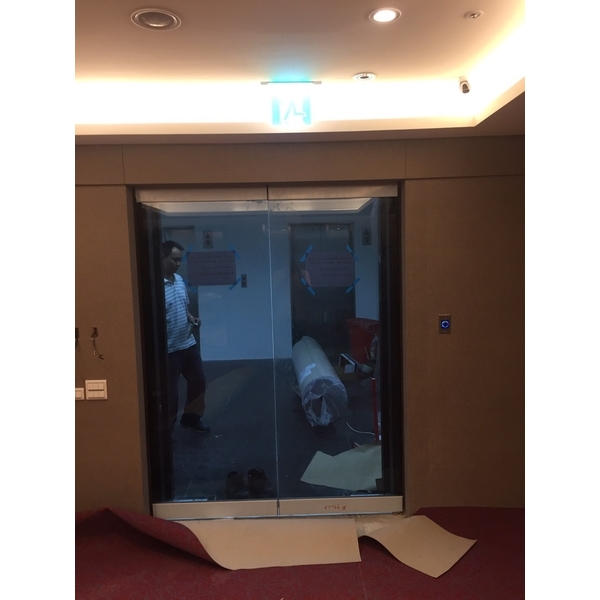 不鏽鋼毛絲黑玻璃自動門