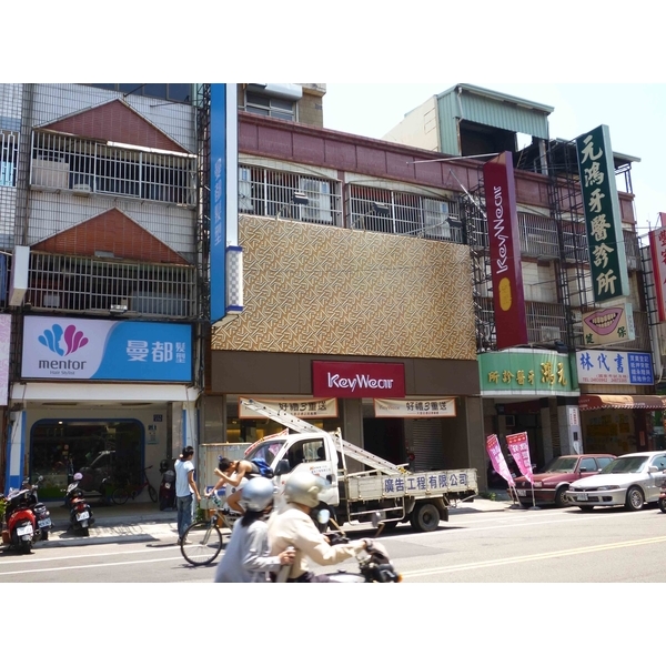 廣告招牌-奇威名品-大里,諭越廣告工程有限公司